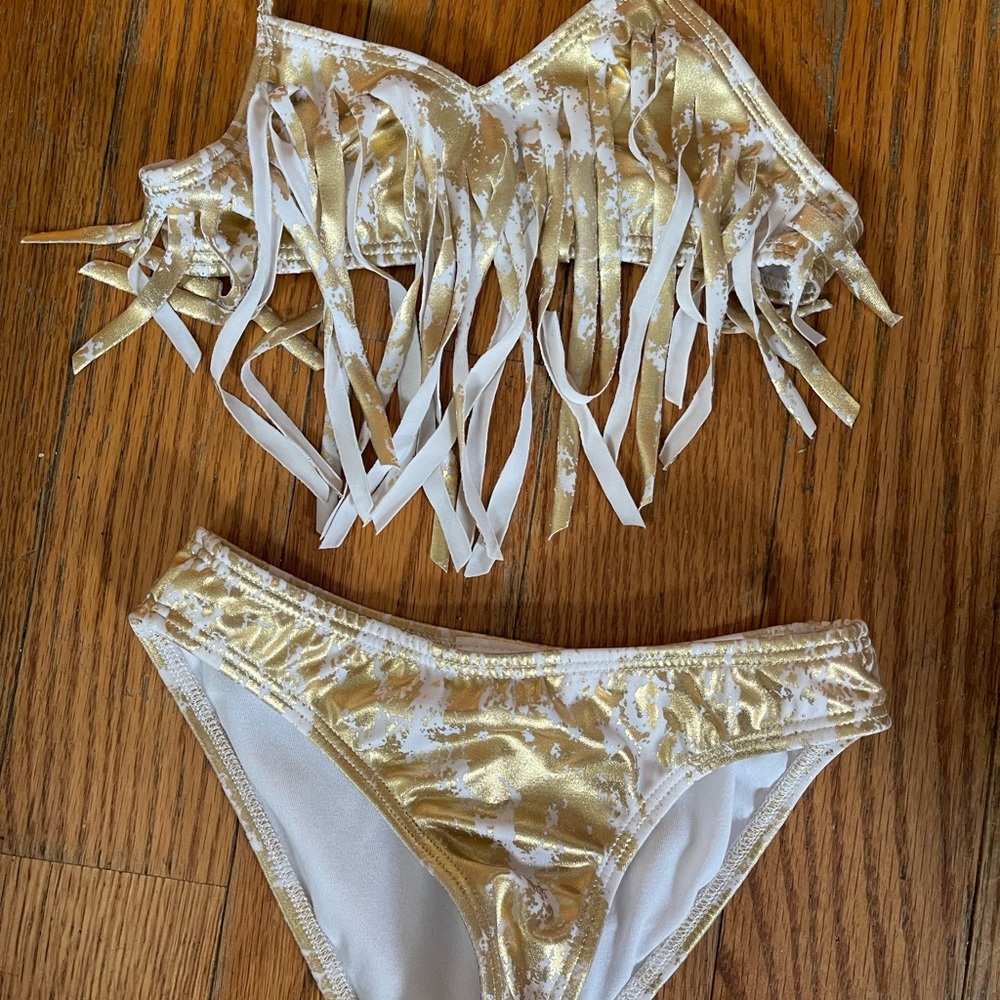 NEW!!!Gorg girls wht/metallic gold bikini size5 little one will rock.Neverworn